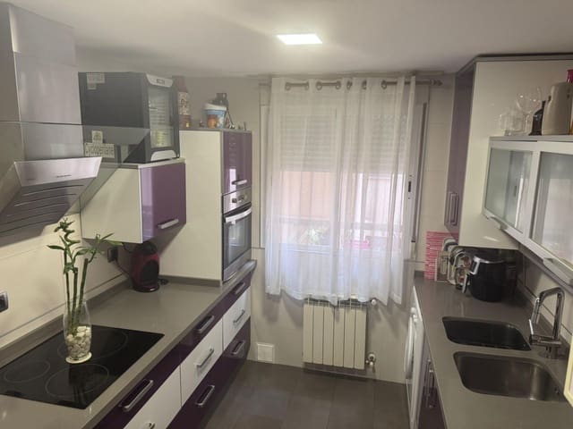 3 bedroom Flat for sale in Jaén city with pool garage - € 295,000 (Ref: 9488407)