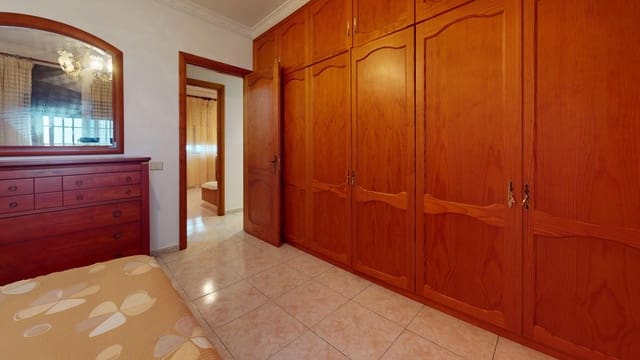 3 bedroom Flat for sale in Las Palmas de Gran Canaria with garage - € 450,000 (Ref: 9530837)