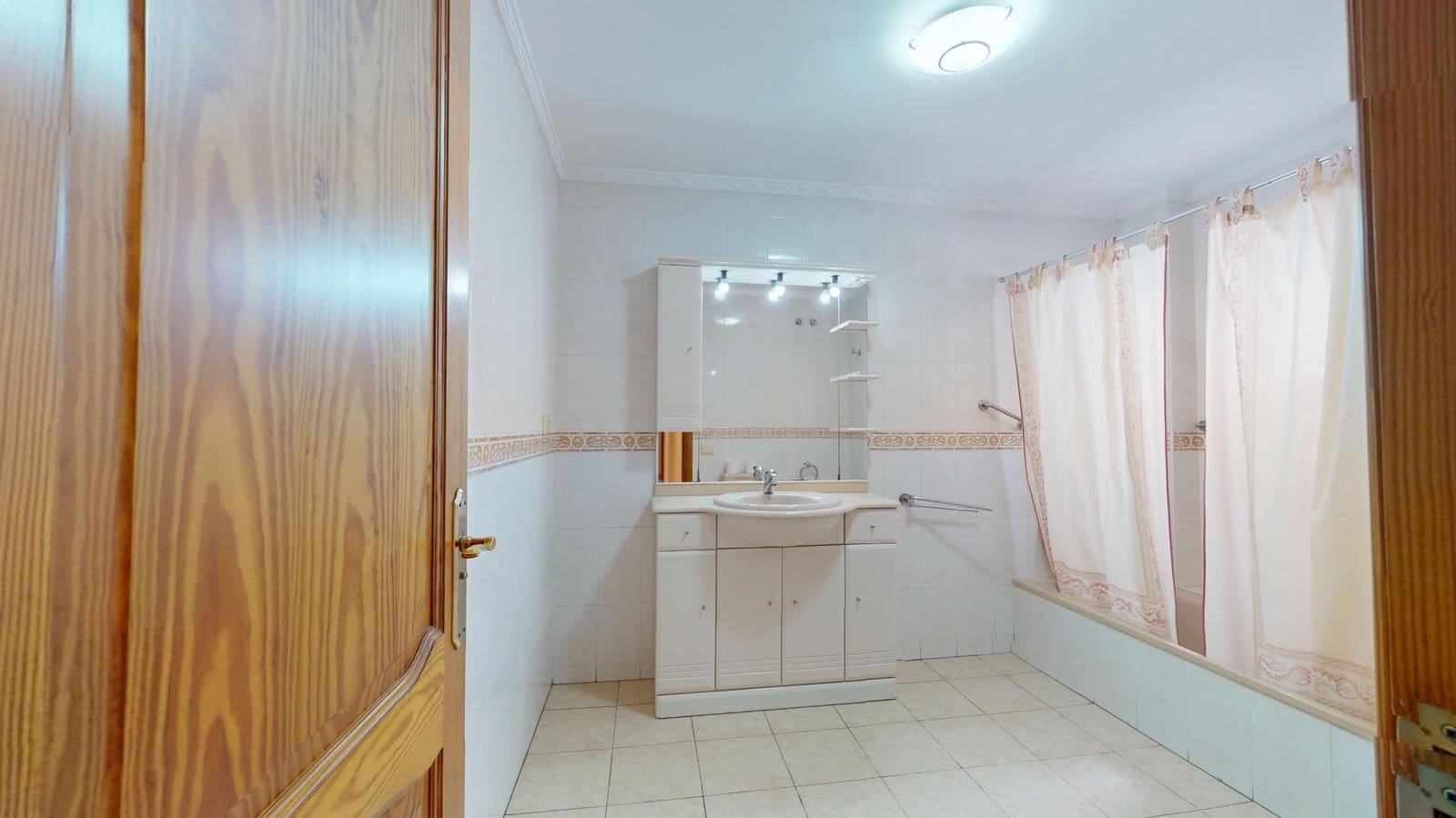 3 bedroom Flat for sale in Las Palmas de Gran Canaria with garage - € 439,000 (Ref: 9530837)