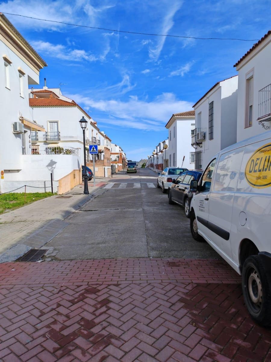 5 bedroom Villa for sale in Olvera with garage - € 210,000 (Ref: 9541619)