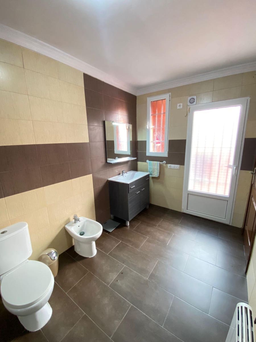 5 bedroom Villa for sale in Olvera with garage - € 210,000 (Ref: 9541619)