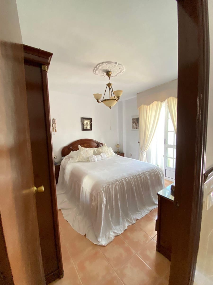 5 bedroom Villa for sale in Olvera with garage - € 210,000 (Ref: 9541619)