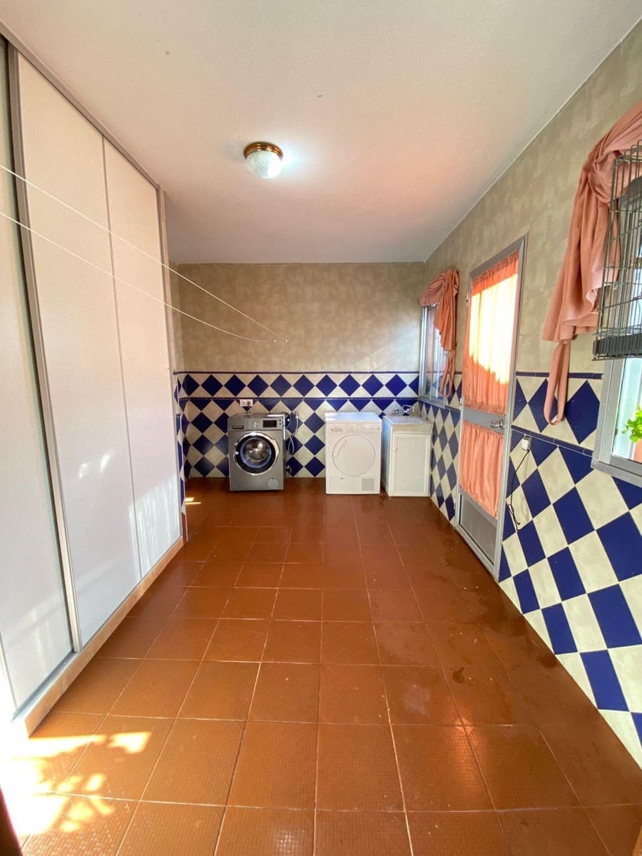 5 bedroom Villa for sale in Olvera with garage - € 210,000 (Ref: 9541619)