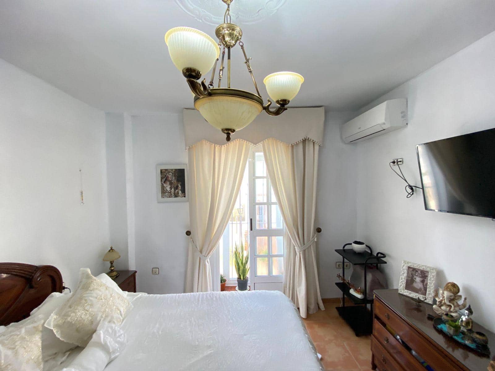 5 bedroom Villa for sale in Olvera with garage - € 210,000 (Ref: 9541619)