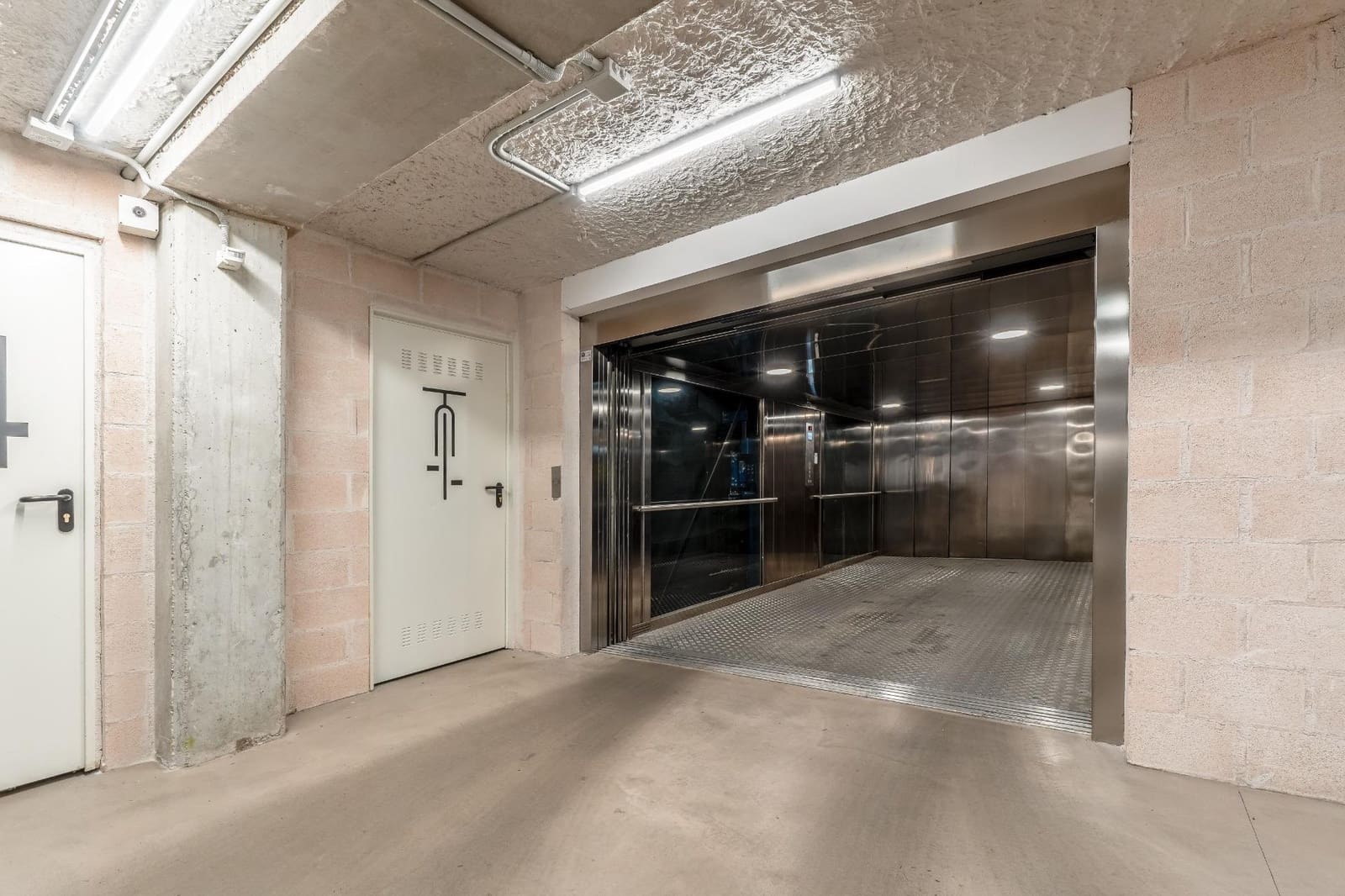 2 bedroom Apartment for sale in Burgos city with garage - € 500,000 (Ref: 9543829)