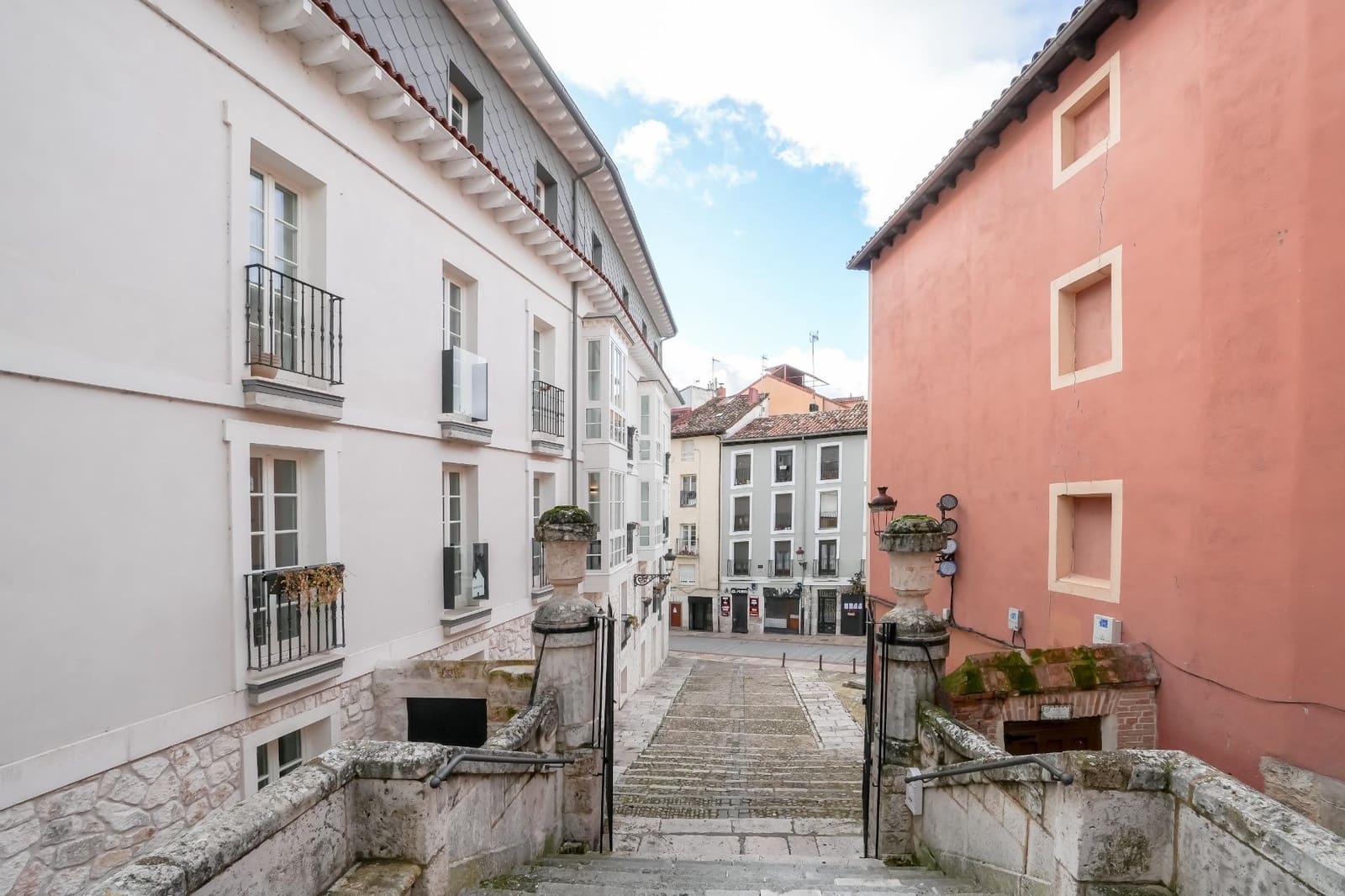 2 bedroom Apartment for sale in Burgos city with garage - € 500,000 (Ref: 9543829)