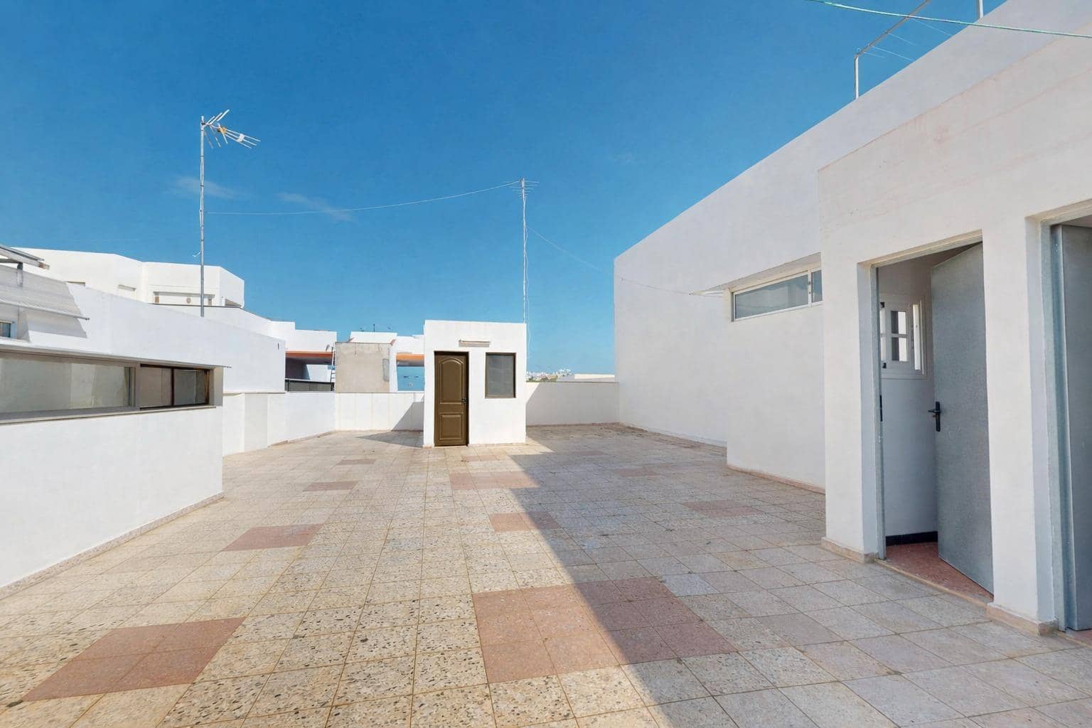 6 bedroom Terraced Villa for sale in Las Palmas de Gran Canaria with garage - € 436,000 (Ref: 9551892)