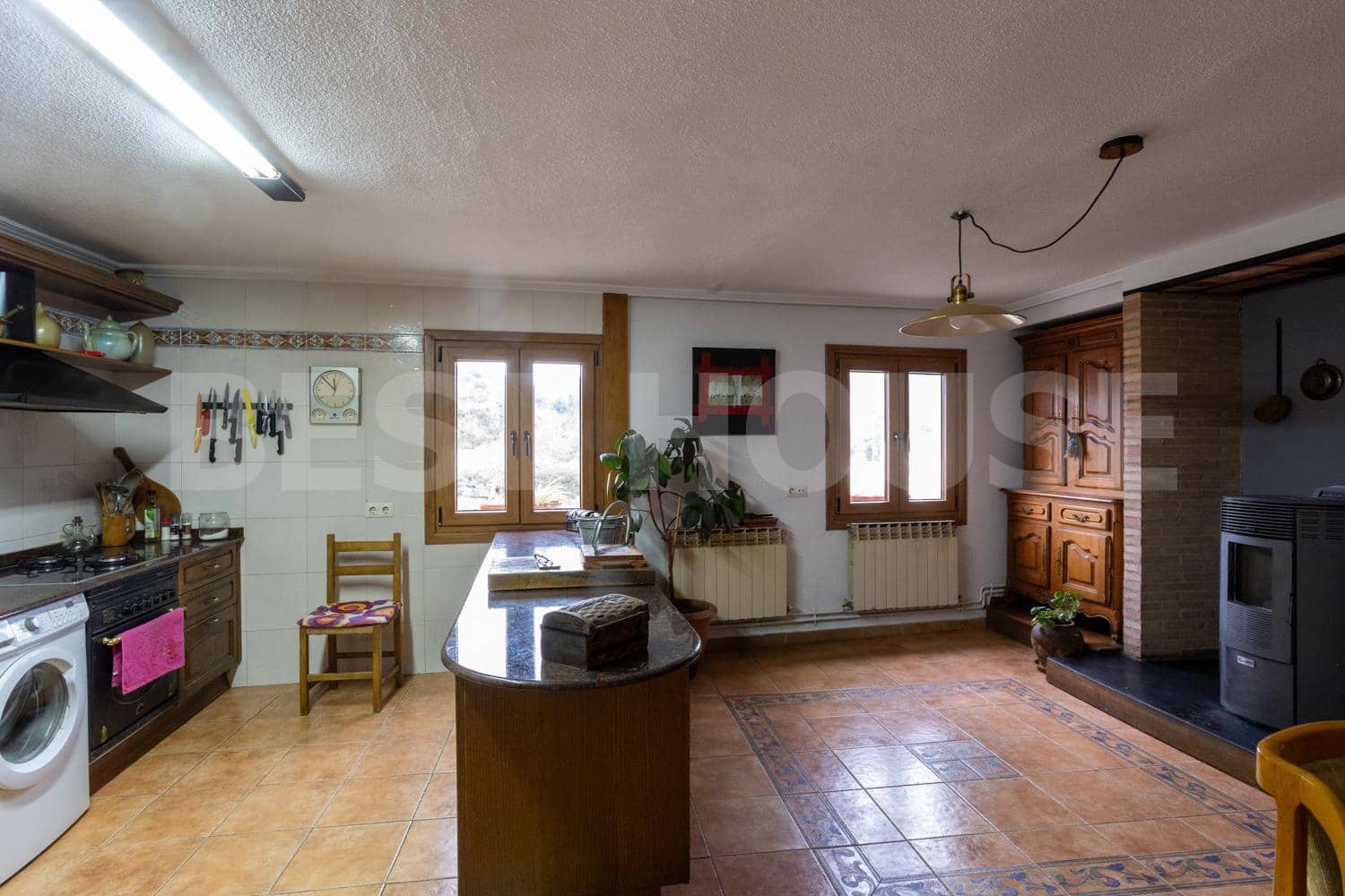 7 bedroom Villa for sale in Salinas de Anana with garage - € 394,314 (Ref: 9565414)