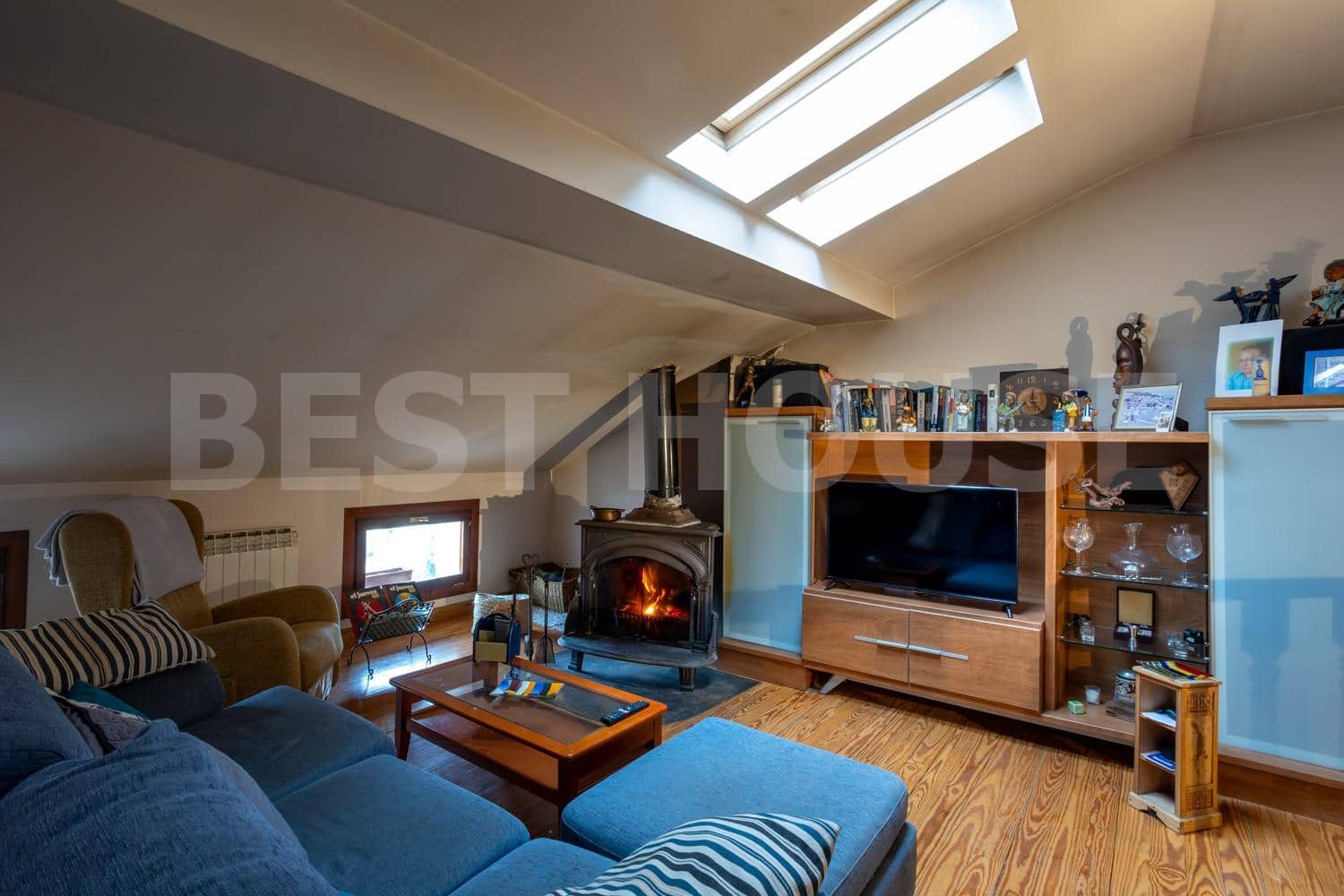 7 bedroom Villa for sale in Salinas de Anana with garage - € 394,314 (Ref: 9565414)