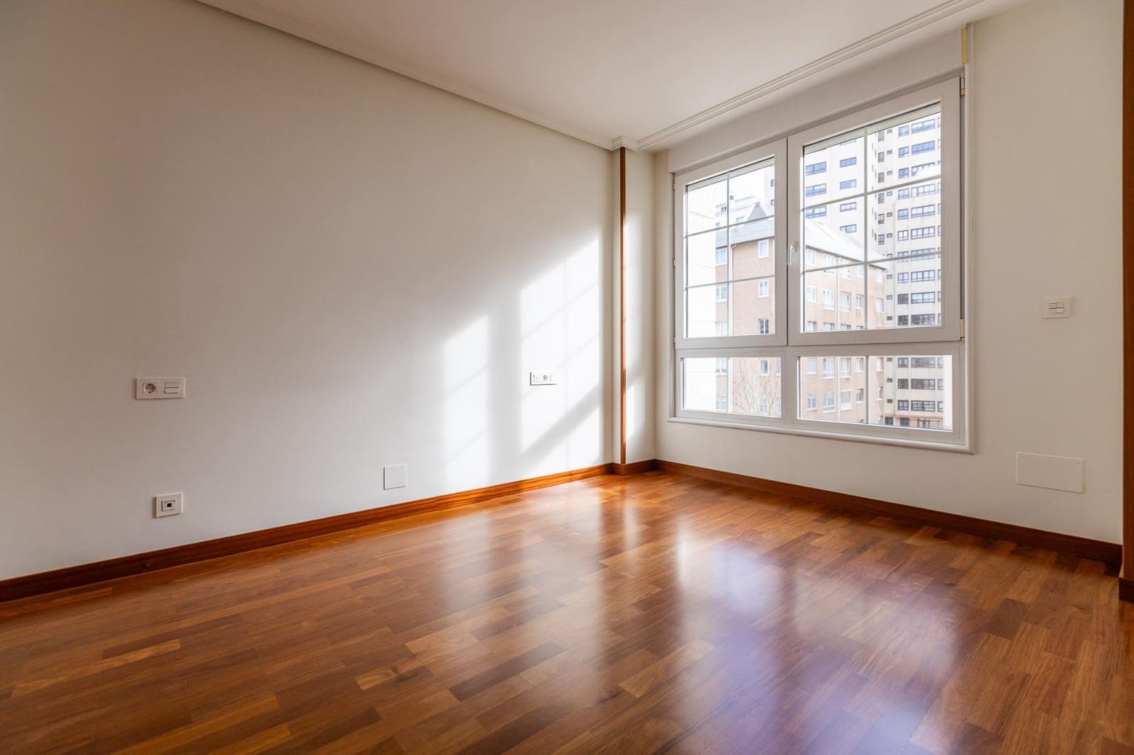 3 bedroom Flat for sale in A Coruna city with garage - € 565,000 (Ref: 9576726)