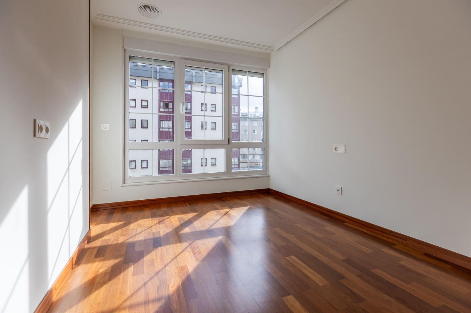 3 bedroom Flat for sale in A Coruna city with garage - € 565,000 (Ref: 9576726)