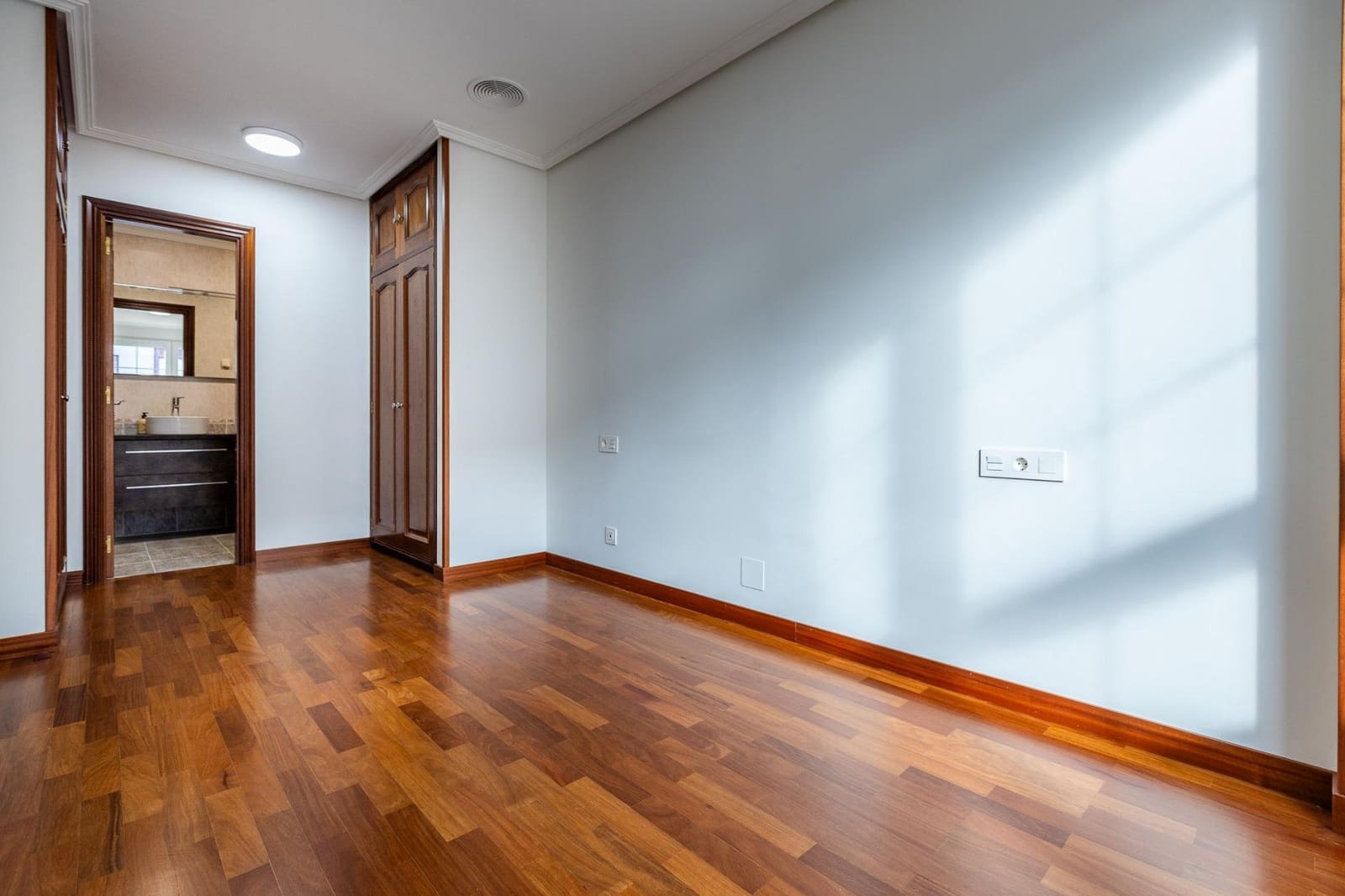 3 bedroom Flat for sale in A Coruna city with garage - € 565,000 (Ref: 9576726)