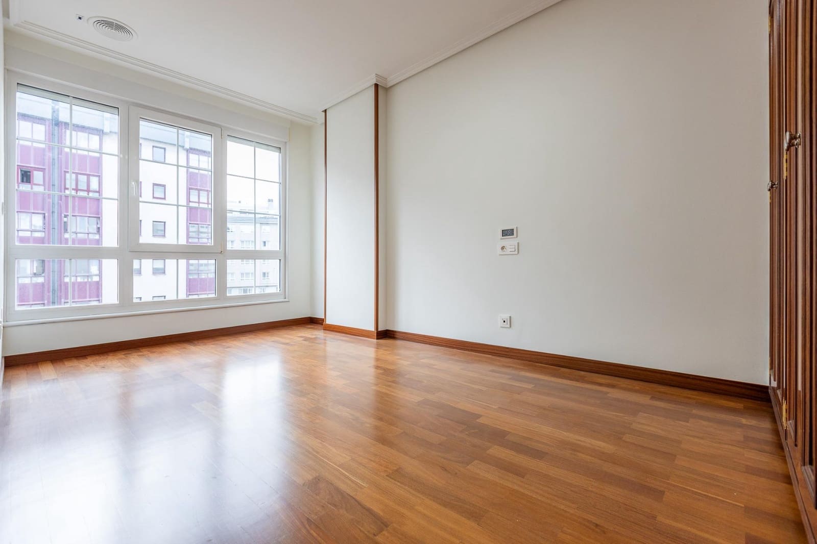 3 bedroom Flat for sale in A Coruna city with garage - € 565,000 (Ref: 9576726)