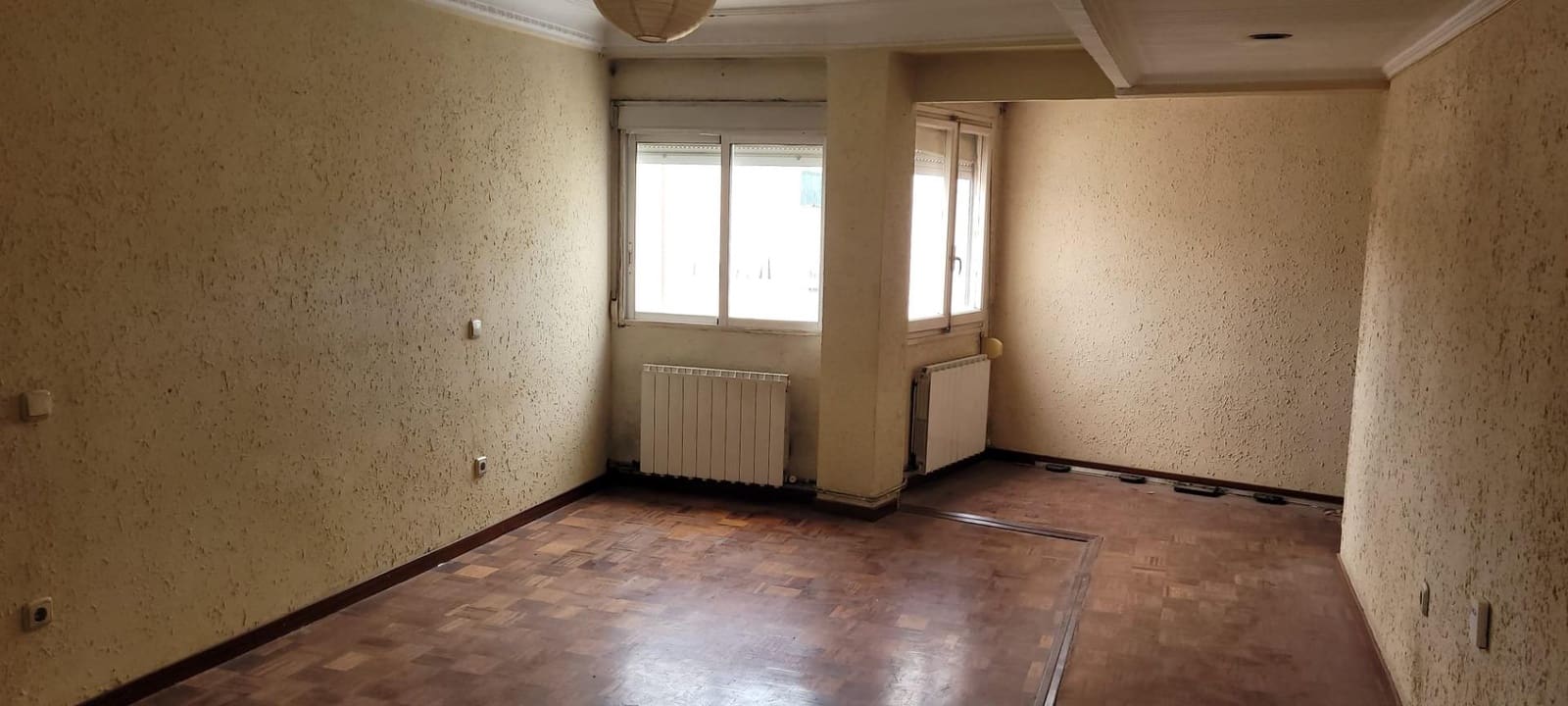 3 bedroom Flat for sale in Zaragoza city - € 135,000 (Ref: 9596377)