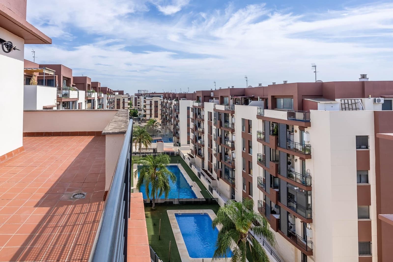 Piso de 2 habitaciones en Mairena del Aljarafe en venta con piscina garaje - 279.000 € (Ref: 9674459)