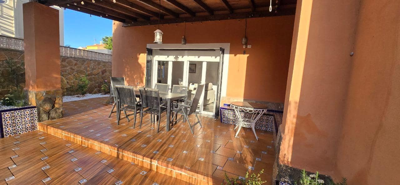 Chalet de 6 habitaciones en Aguadulce (Almeria) en venta con garaje - 590.000 € (Ref: 9677620)