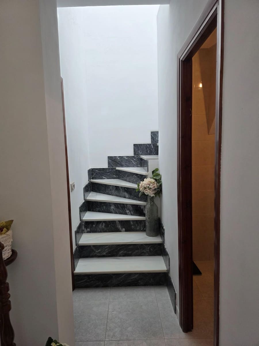 5 bedroom Villa for sale in Cuevas del Almanzora with garage - € 190,000 (Ref: 9696291)