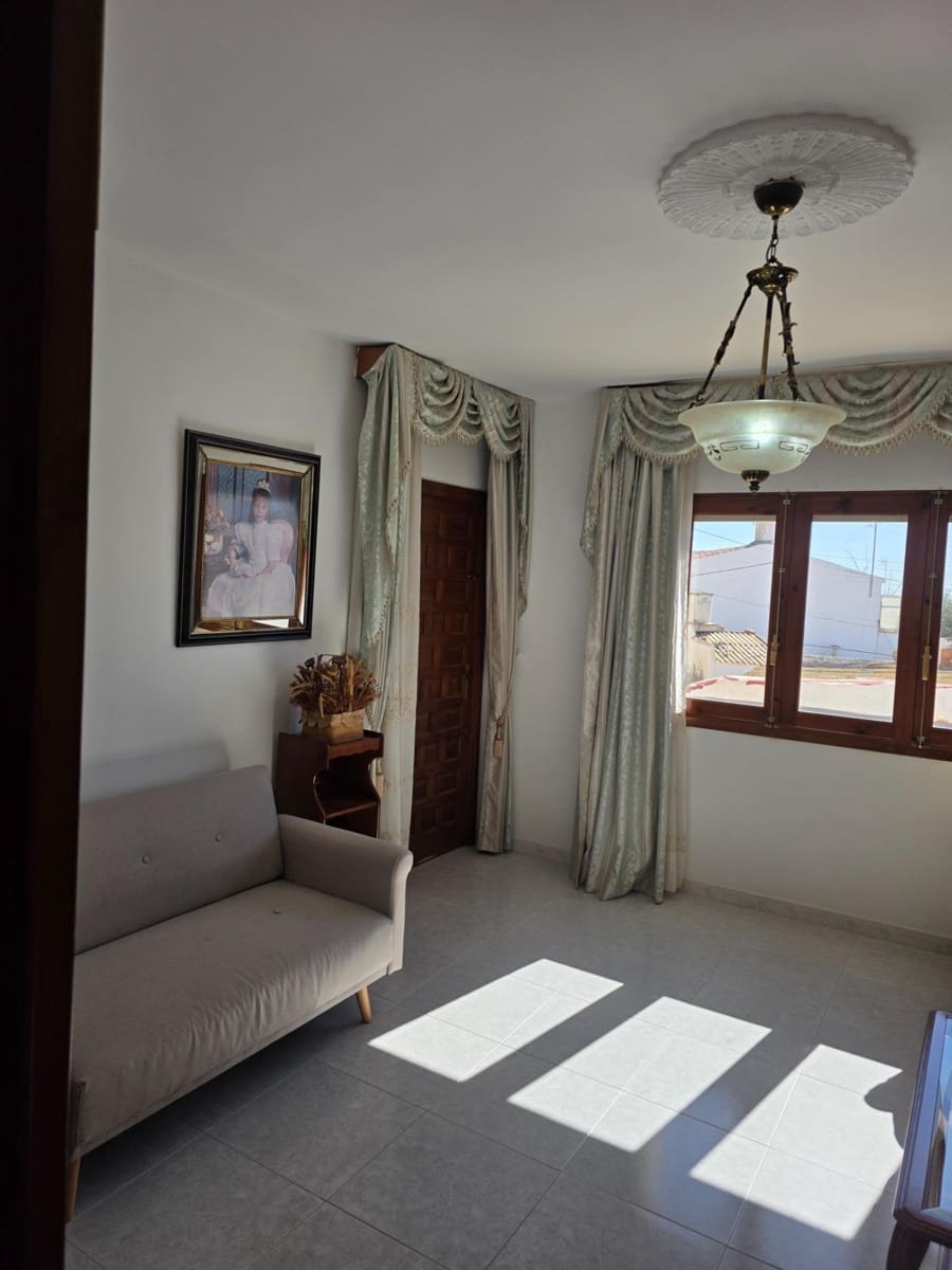 5 bedroom Villa for sale in Cuevas del Almanzora with garage - € 190,000 (Ref: 9696291)