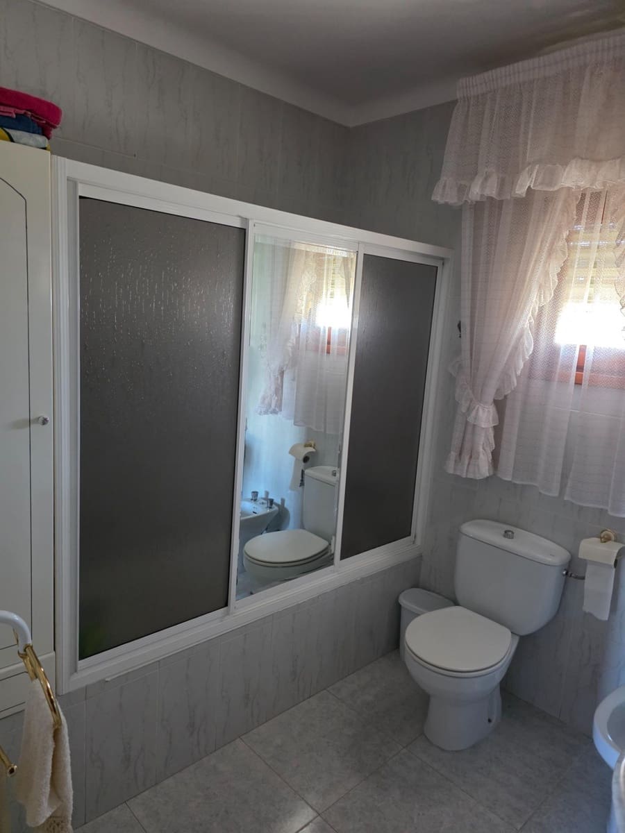 5 bedroom Villa for sale in Cuevas del Almanzora with garage - € 190,000 (Ref: 9696291)