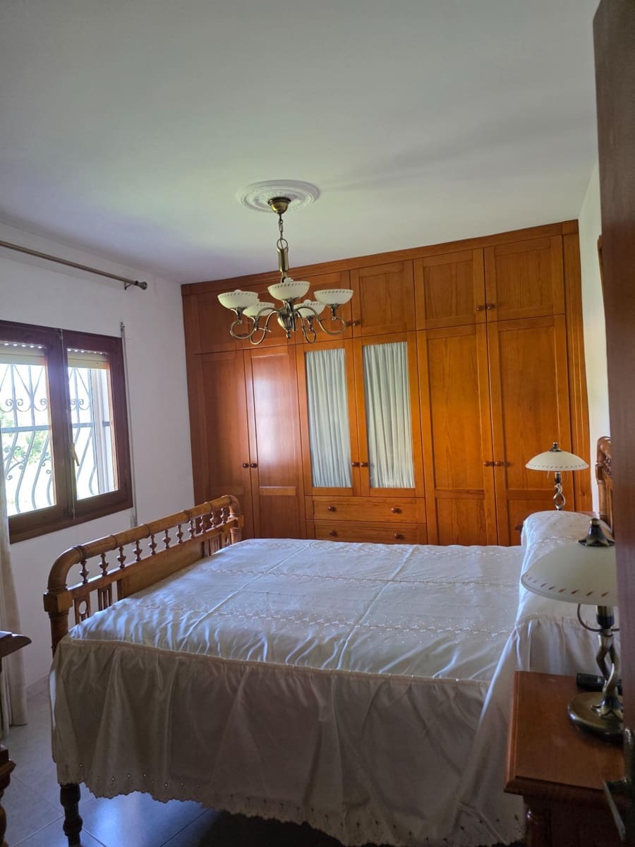 5 bedroom Villa for sale in Cuevas del Almanzora with garage - € 190,000 (Ref: 9696291)