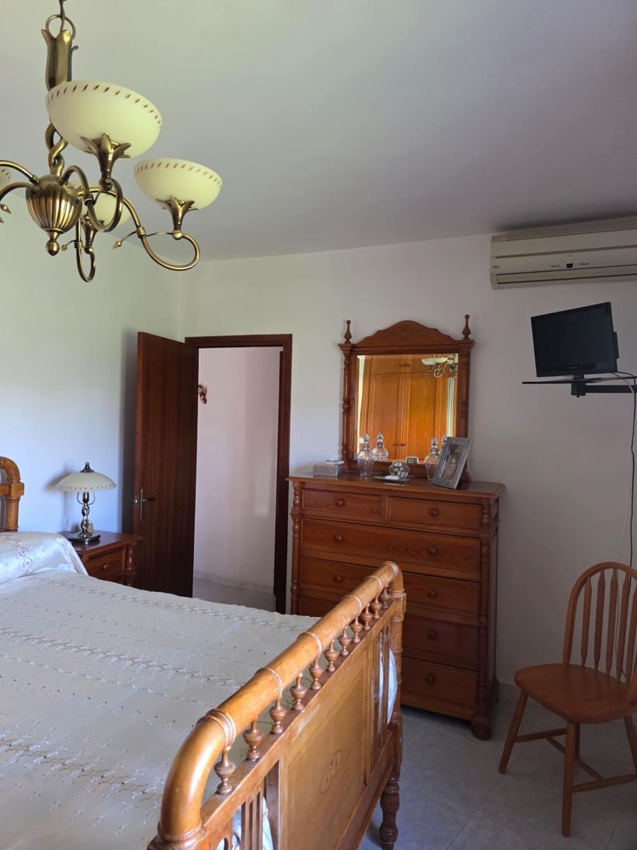 5 bedroom Villa for sale in Cuevas del Almanzora with garage - € 190,000 (Ref: 9696291)