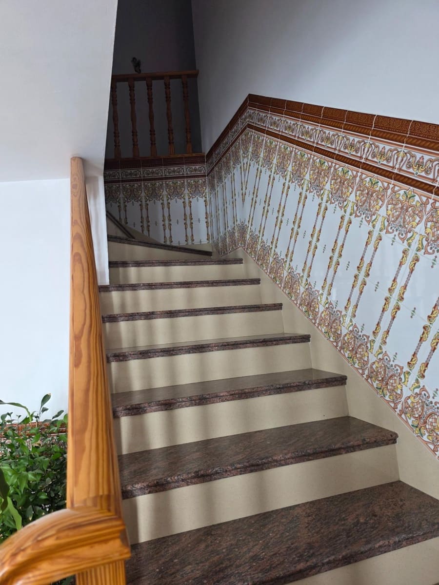 5 bedroom Villa for sale in Cuevas del Almanzora with garage - € 190,000 (Ref: 9696291)