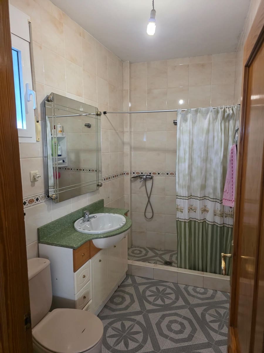 5 bedroom Villa for sale in Cuevas del Almanzora with garage - € 190,000 (Ref: 9696291)