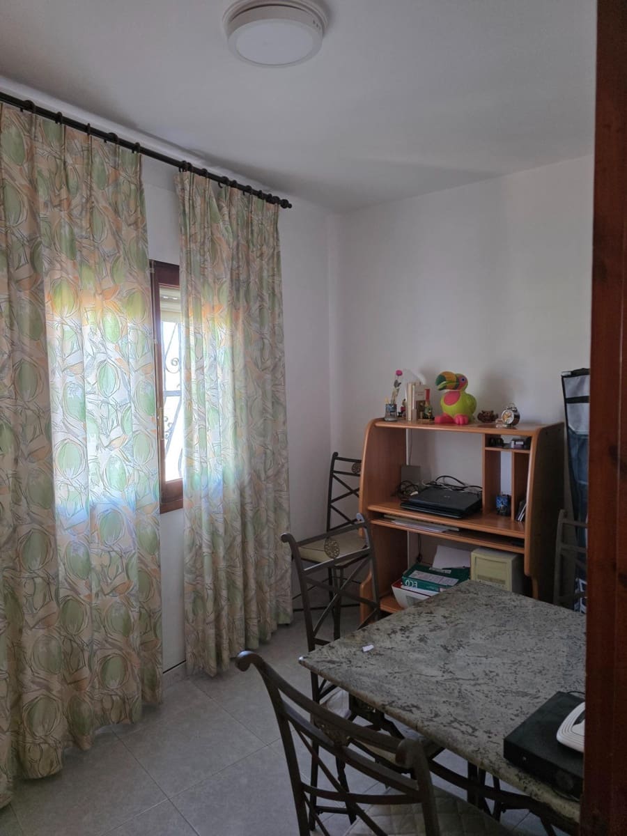 5 bedroom Villa for sale in Cuevas del Almanzora with garage - € 190,000 (Ref: 9696291)