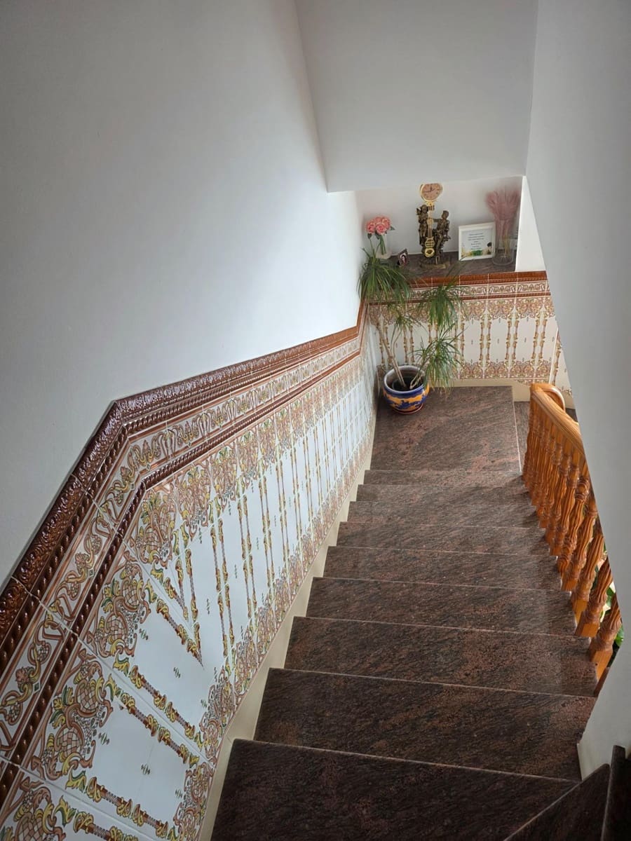 5 bedroom Villa for sale in Cuevas del Almanzora with garage - € 190,000 (Ref: 9696291)