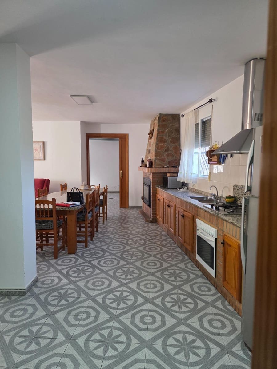 5 bedroom Villa for sale in Cuevas del Almanzora with garage - € 190,000 (Ref: 9696291)