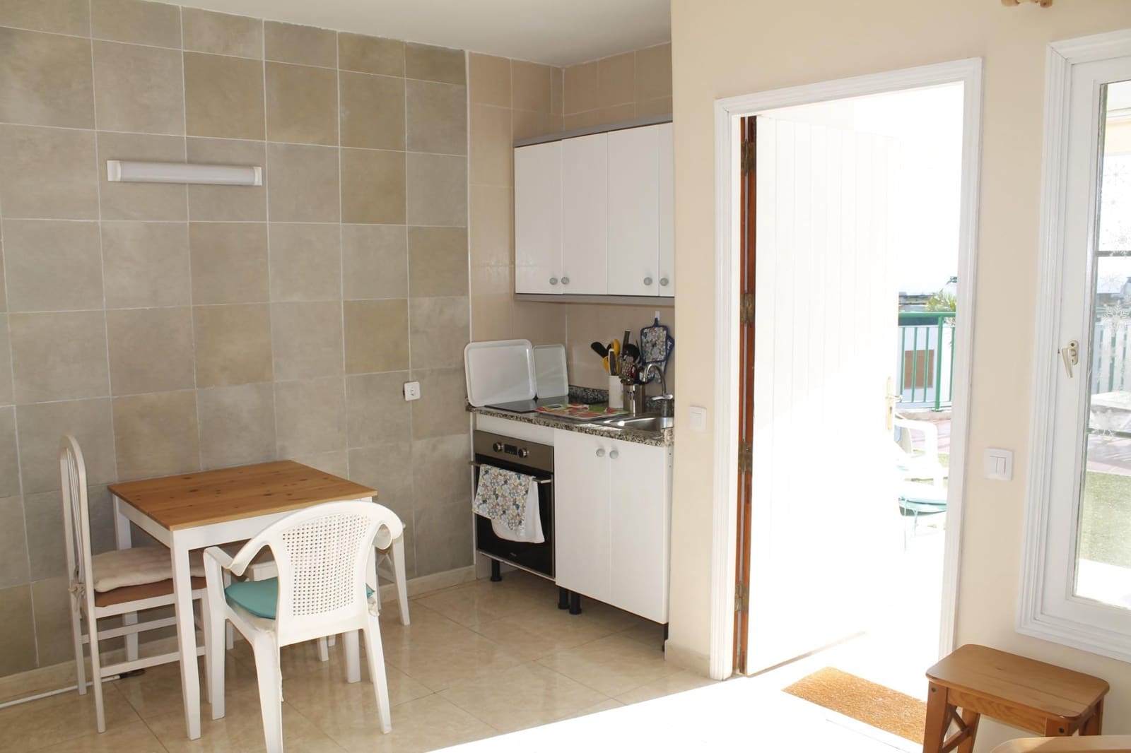 1 slaapkamer Flat te huur in San Bartolome de Tirajana met zwembad - € 1.000 (Ref: 9698942)