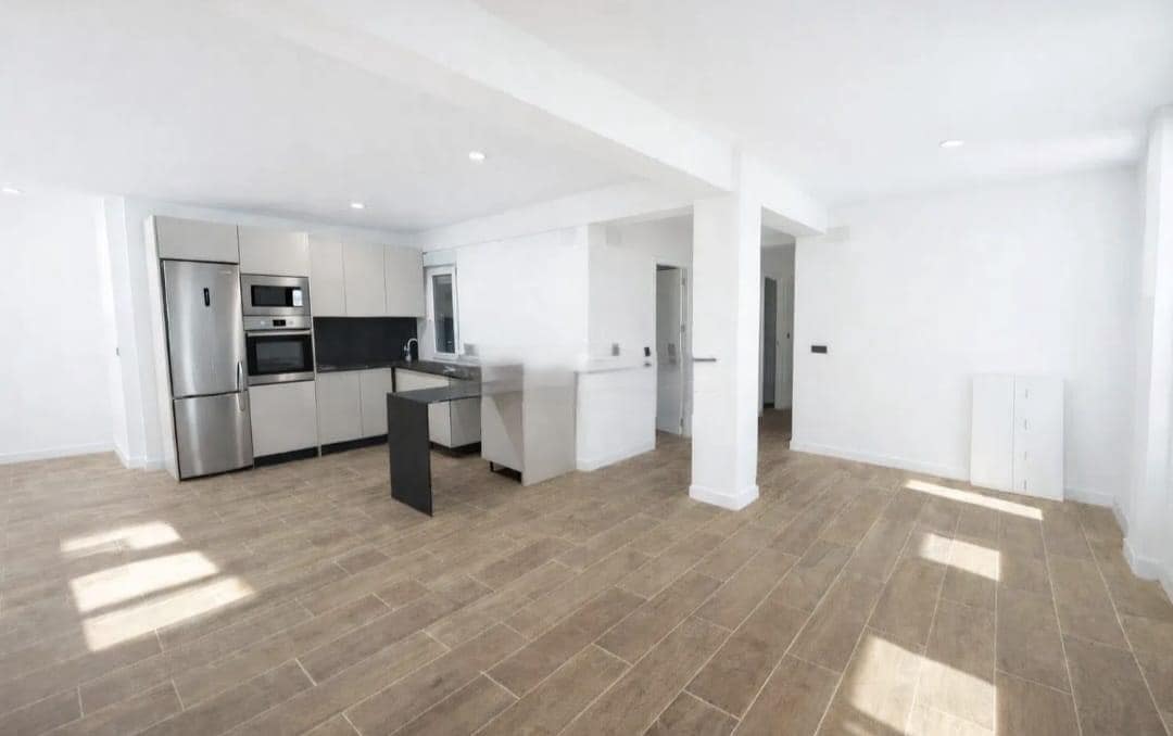 Flat for sale in A Coruna city with garage - € 279,000 (Ref: 9748172)