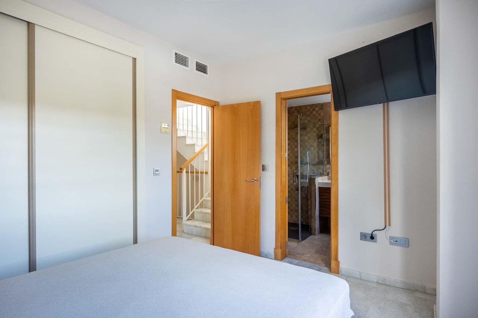 Adosado de 3 habitaciones en Montequinto en venta - 439.000 € (Ref: 9762138)