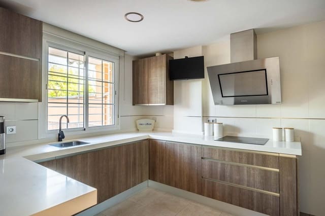 Adosado de 3 habitaciones en Montequinto, Dos Hermanas en venta - 439.000 € (Ref: 9762138)