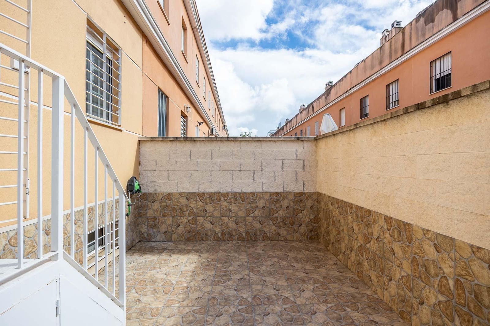 Adosado de 3 habitaciones en Montequinto en venta - 439.000 € (Ref: 9762138)