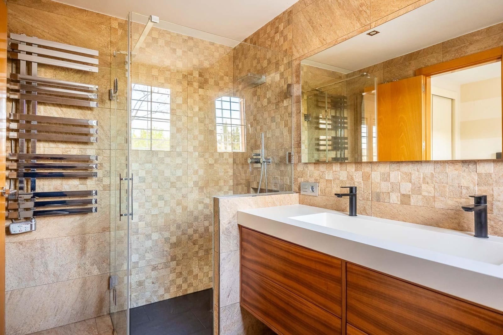 Adosado de 3 habitaciones en Montequinto en venta - 439.000 € (Ref: 9762138)