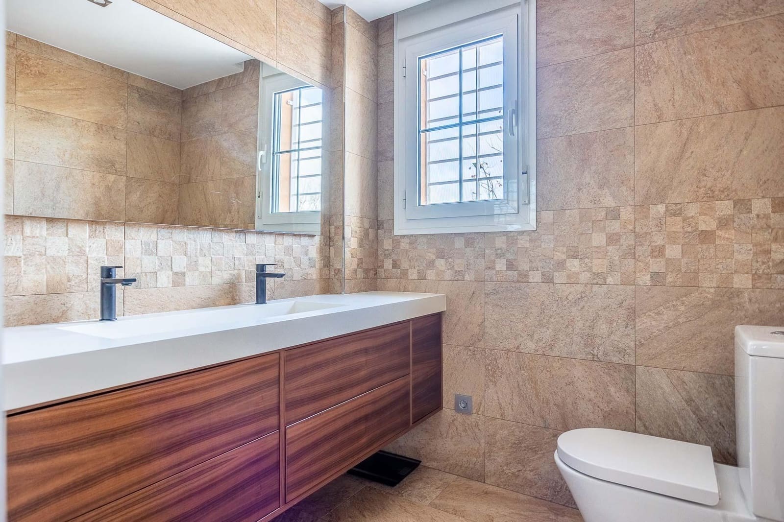 Adosado de 3 habitaciones en Montequinto en venta - 439.000 € (Ref: 9762138)