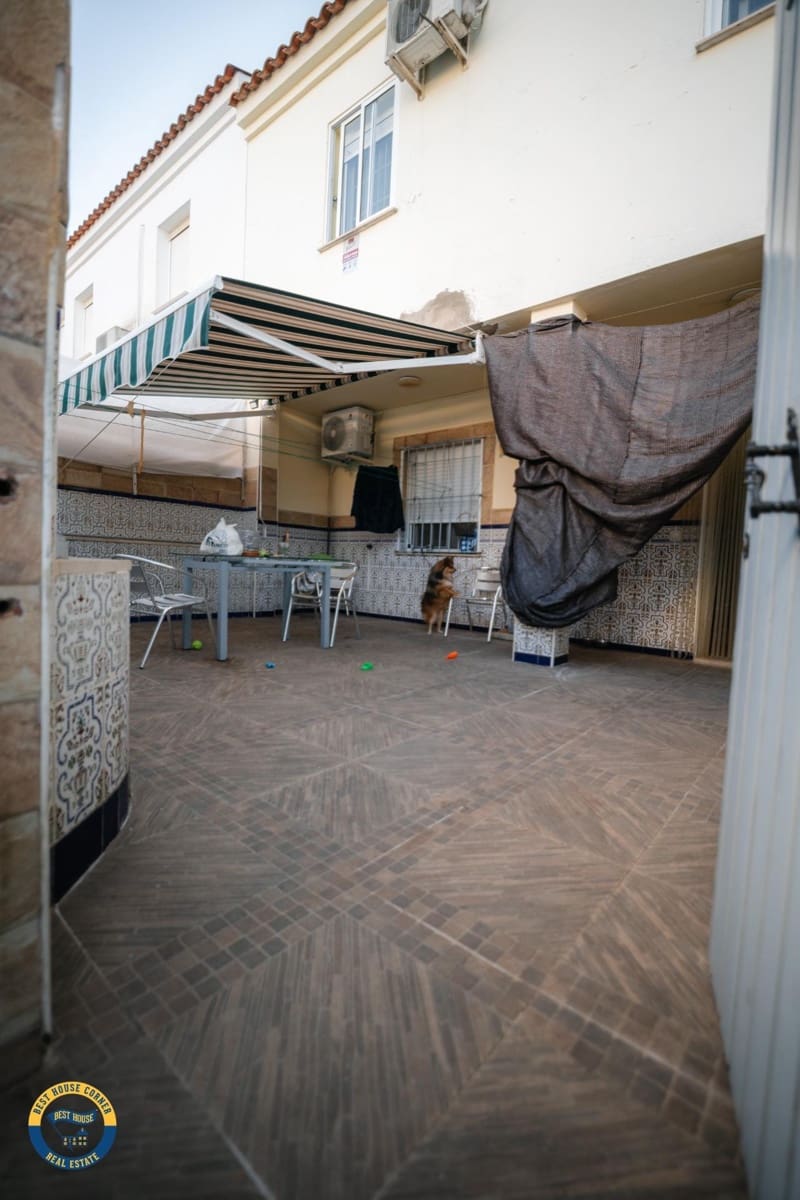 4 bedroom Terraced Villa for sale in Los Santos de Maimona with garage - € 153,000 (Ref: 9778341)