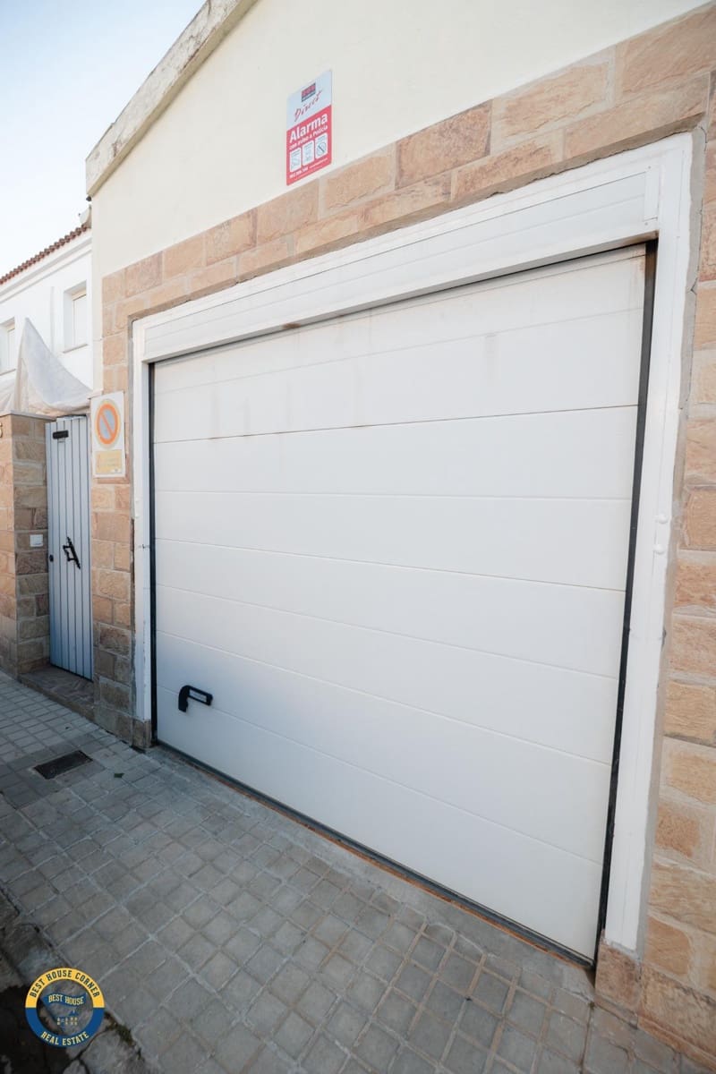4 bedroom Terraced Villa for sale in Los Santos de Maimona with garage - € 153,000 (Ref: 9778341)