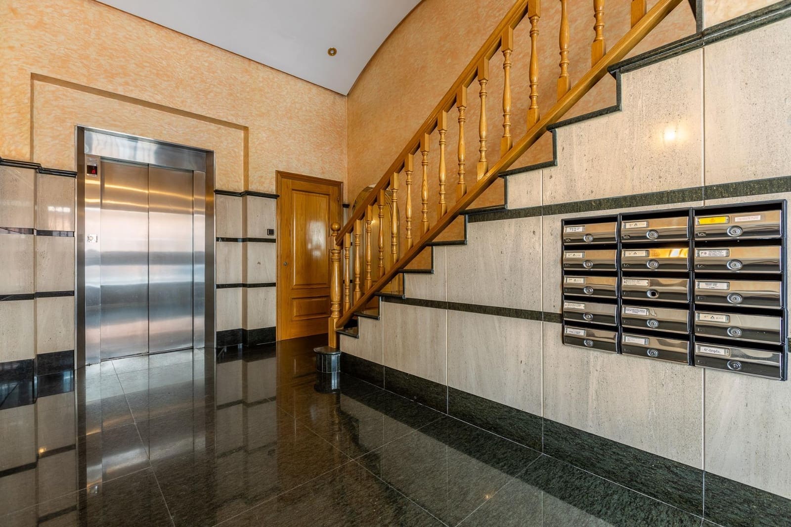 3 soveværelse Lejlighed til salg i A Coruna by - € 459.000 (Ref: 9797307)