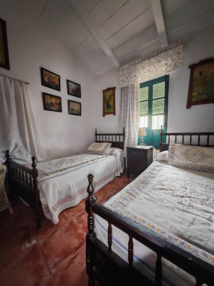 3 bedroom Finca/Country House for sale in Hornachos with garage - € 100,000 (Ref: 9808165)