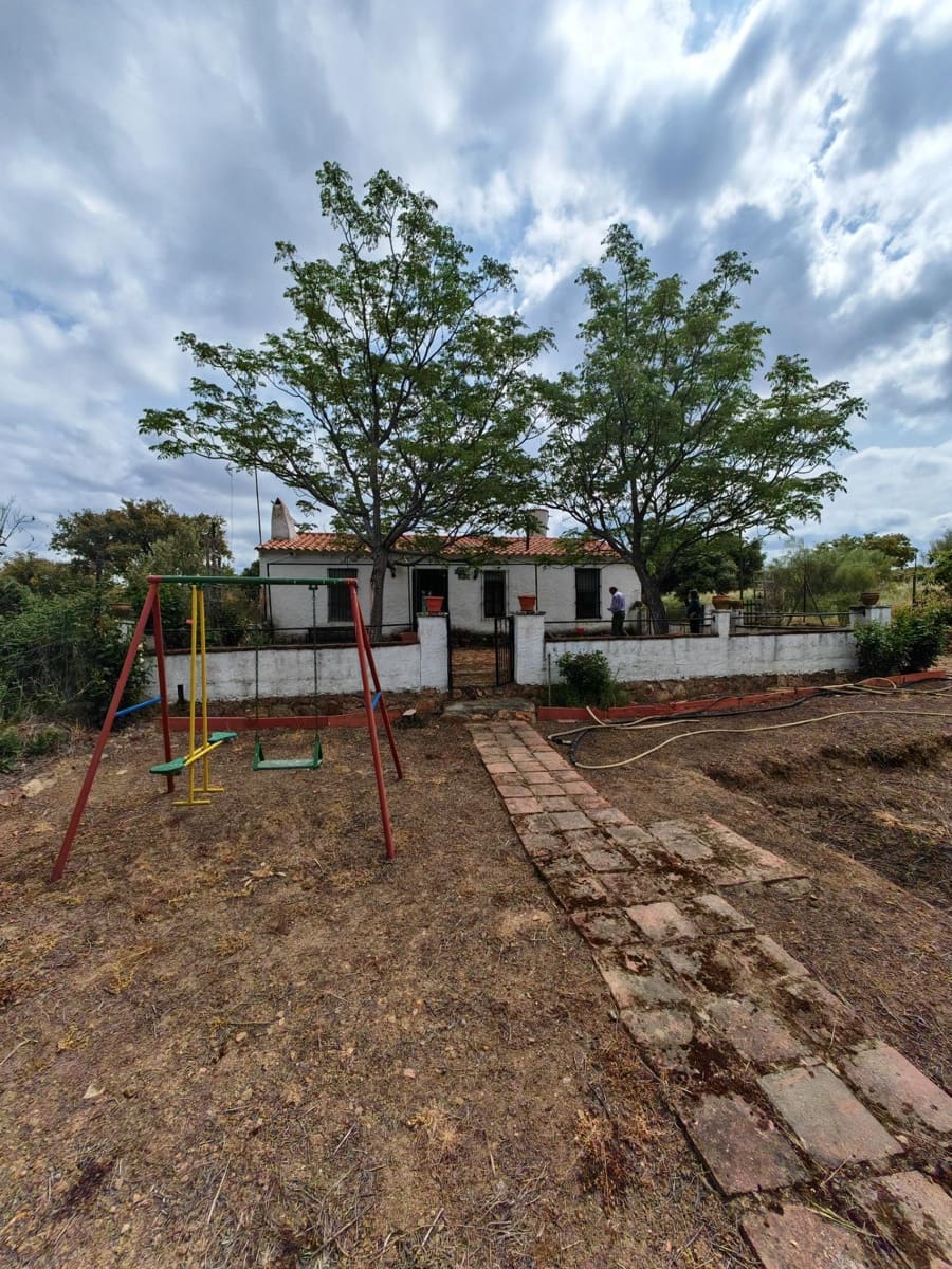 3 bedroom Finca/Country House for sale in Hornachos with garage - € 100,000 (Ref: 9808165)