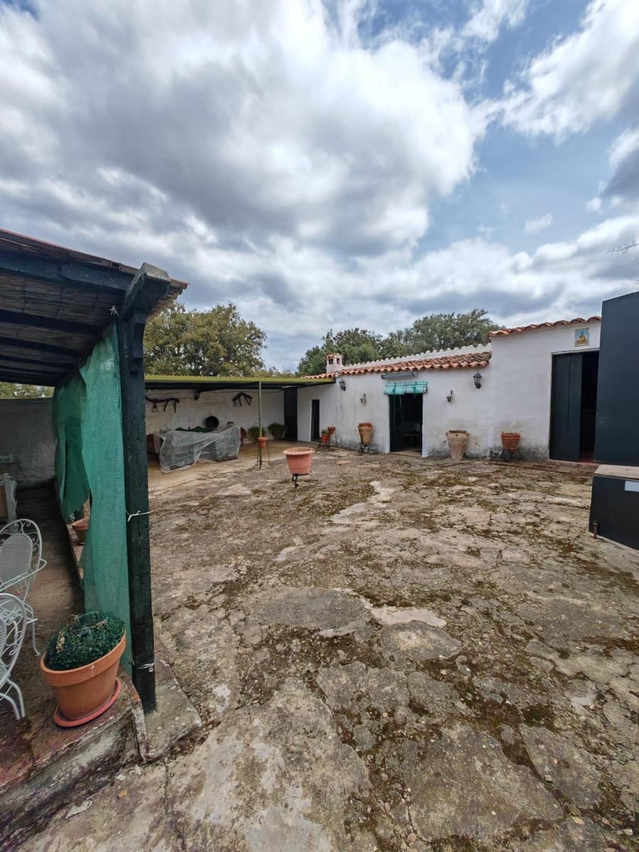 3 bedroom Finca/Country House for sale in Hornachos with garage - € 100,000 (Ref: 9808165)