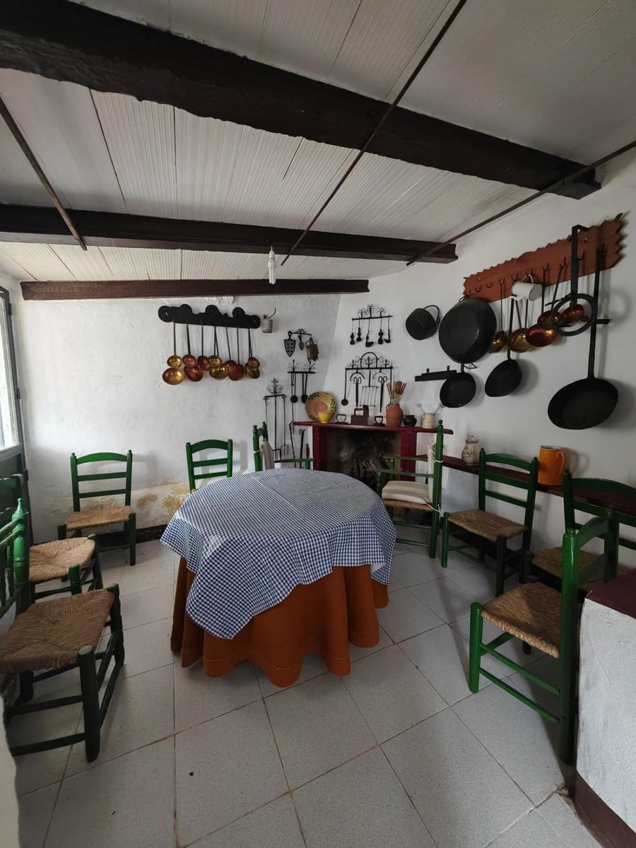 3 bedroom Finca/Country House for sale in Hornachos with garage - € 100,000 (Ref: 9808165)