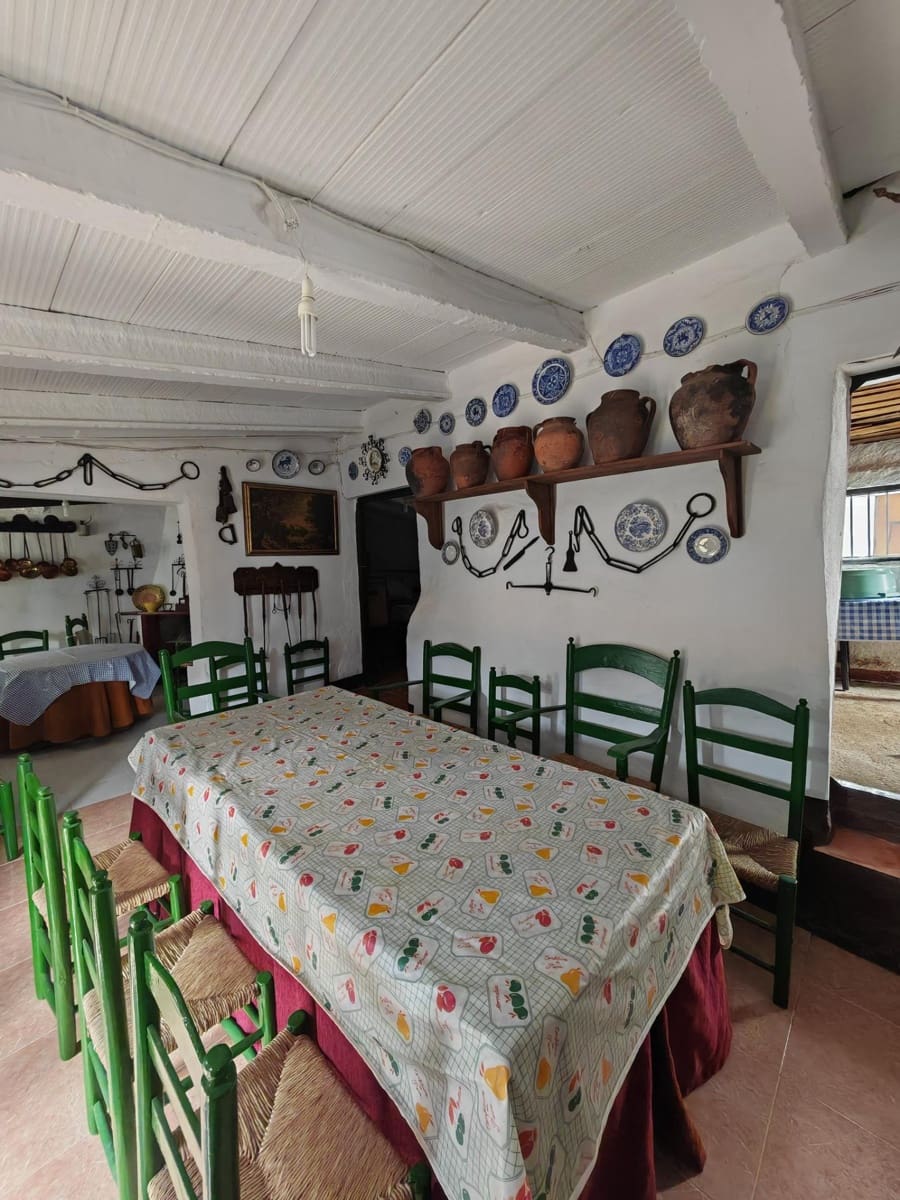 3 bedroom Finca/Country House for sale in Hornachos with garage - € 100,000 (Ref: 9808165)