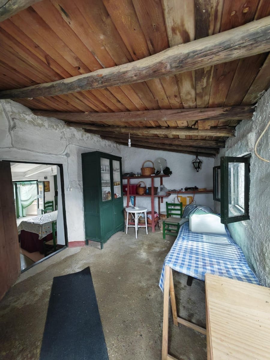 3 bedroom Finca/Country House for sale in Hornachos with garage - € 100,000 (Ref: 9808165)