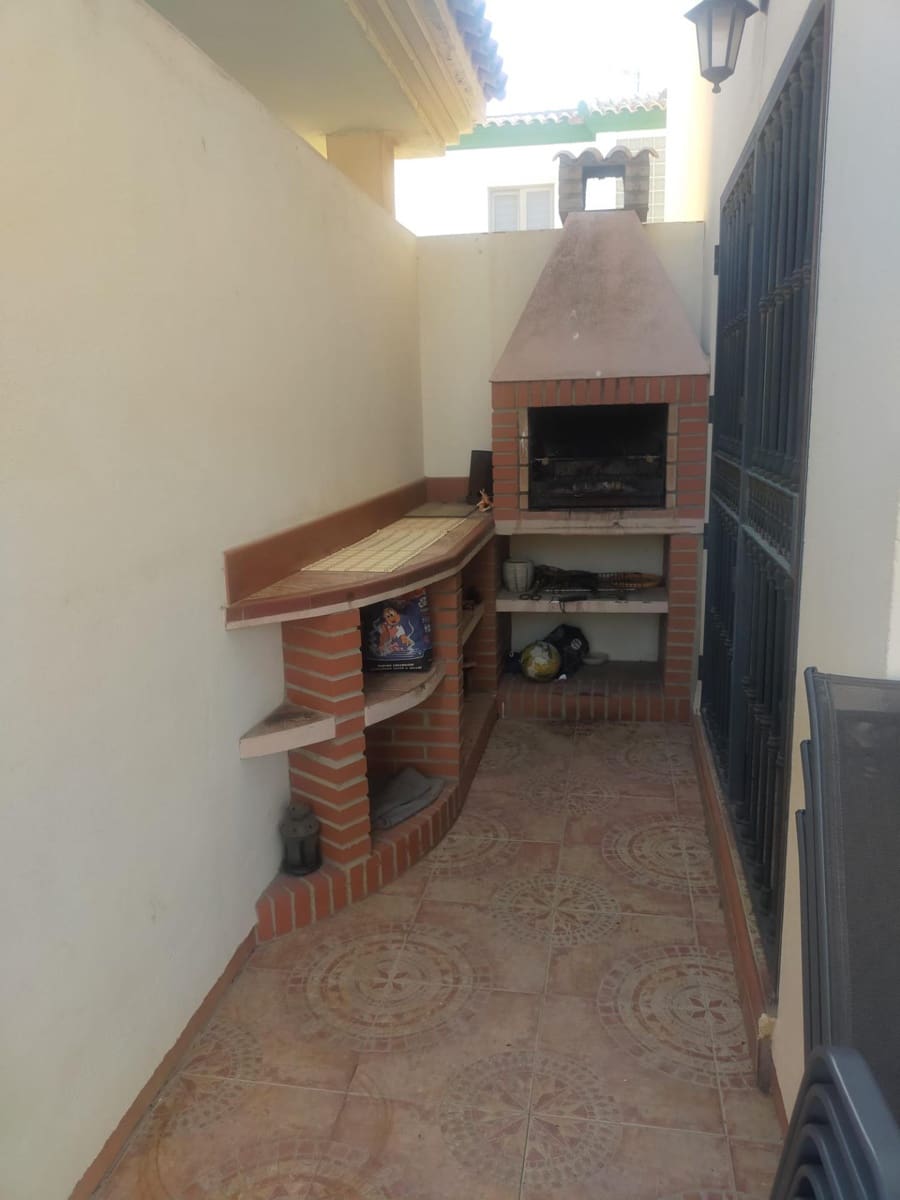 5 soveværelse Villa til salg i Cadiz by med swimmingpool garage - € 453.310 (Ref: 9818045)