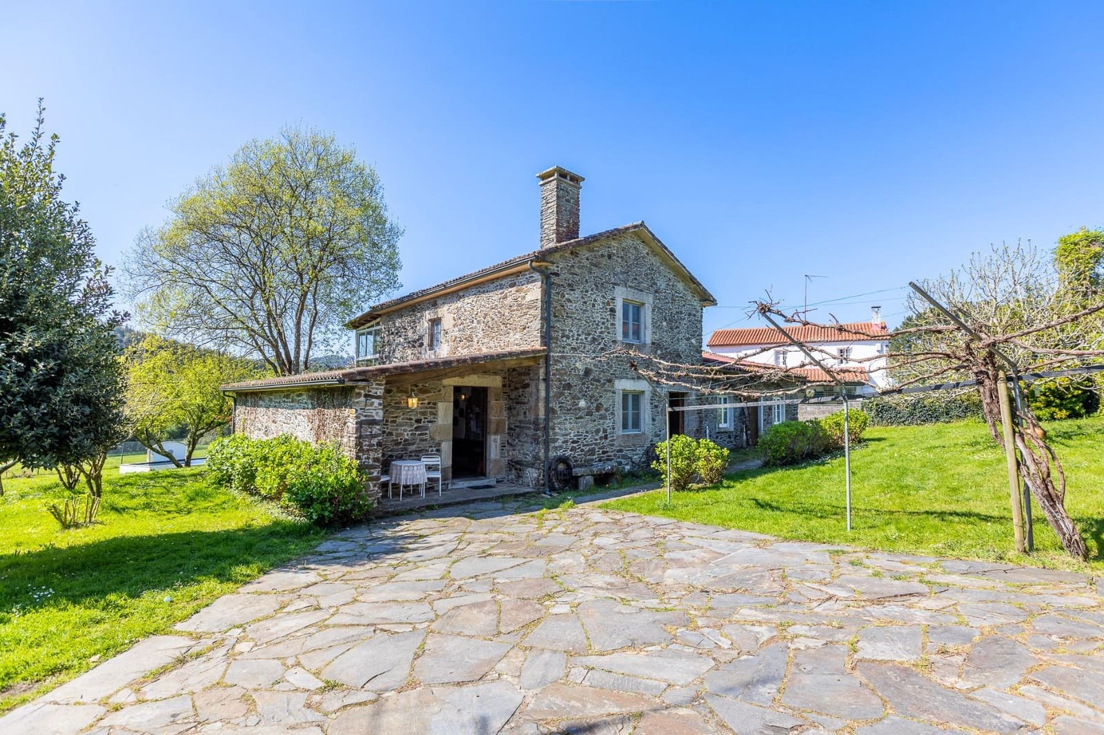 3 soveværelse Villa til salg i Oza-Cesuras med swimmingpool garage - € 1.350.000 (Ref: 9820377)