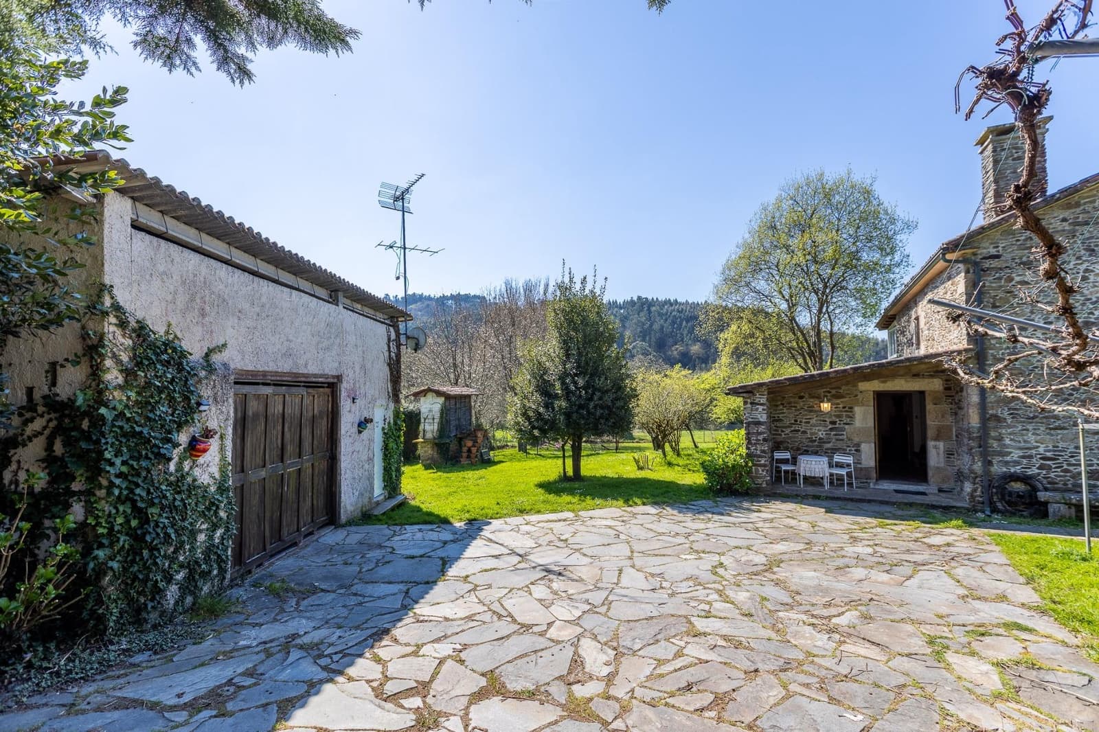 3 soveværelse Villa til salg i Oza-Cesuras med swimmingpool garage - € 1.350.000 (Ref: 9820377)