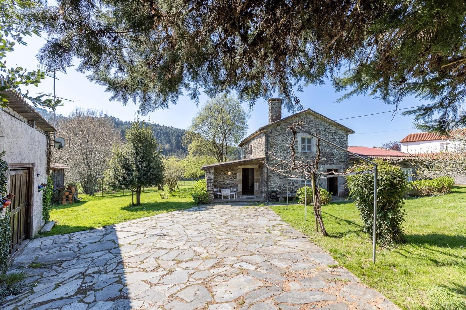 3 soveværelse Villa til salg i Oza-Cesuras med swimmingpool garage - € 1.350.000 (Ref: 9820377)